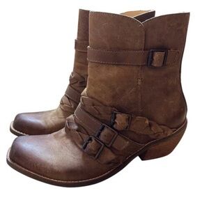 Latigo Paz brown leather braided detail square toe ankle boots. size 7
